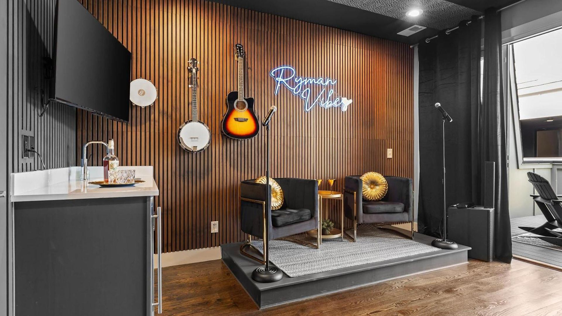 Holiday home Iconic Ryman Revival - Pews Murals & Karaoke *