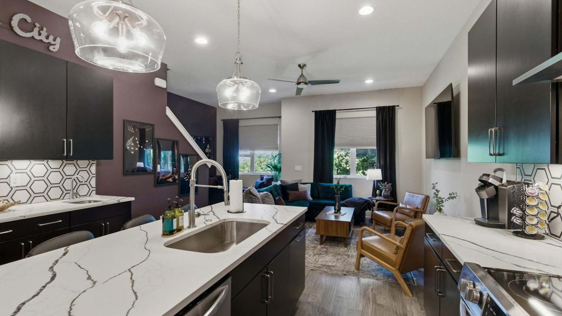 Rooftop Views 4br 4ba 7 Beds Near Broadway *