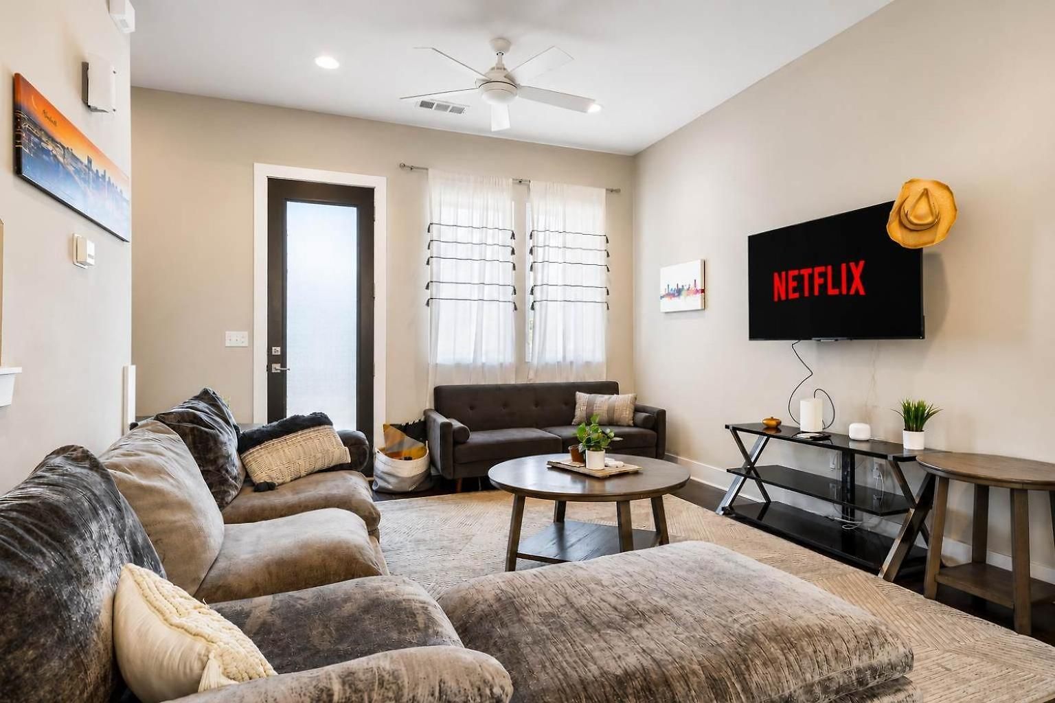 Chic Near Downtown Sleeps 14 * Nashville