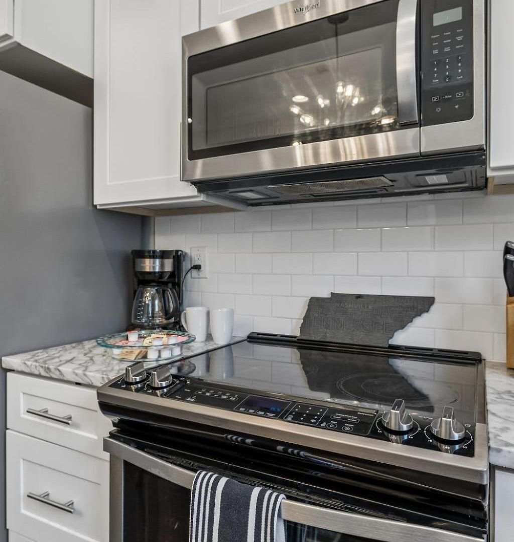 Chic Near Downtown Sleeps 14 Nashville