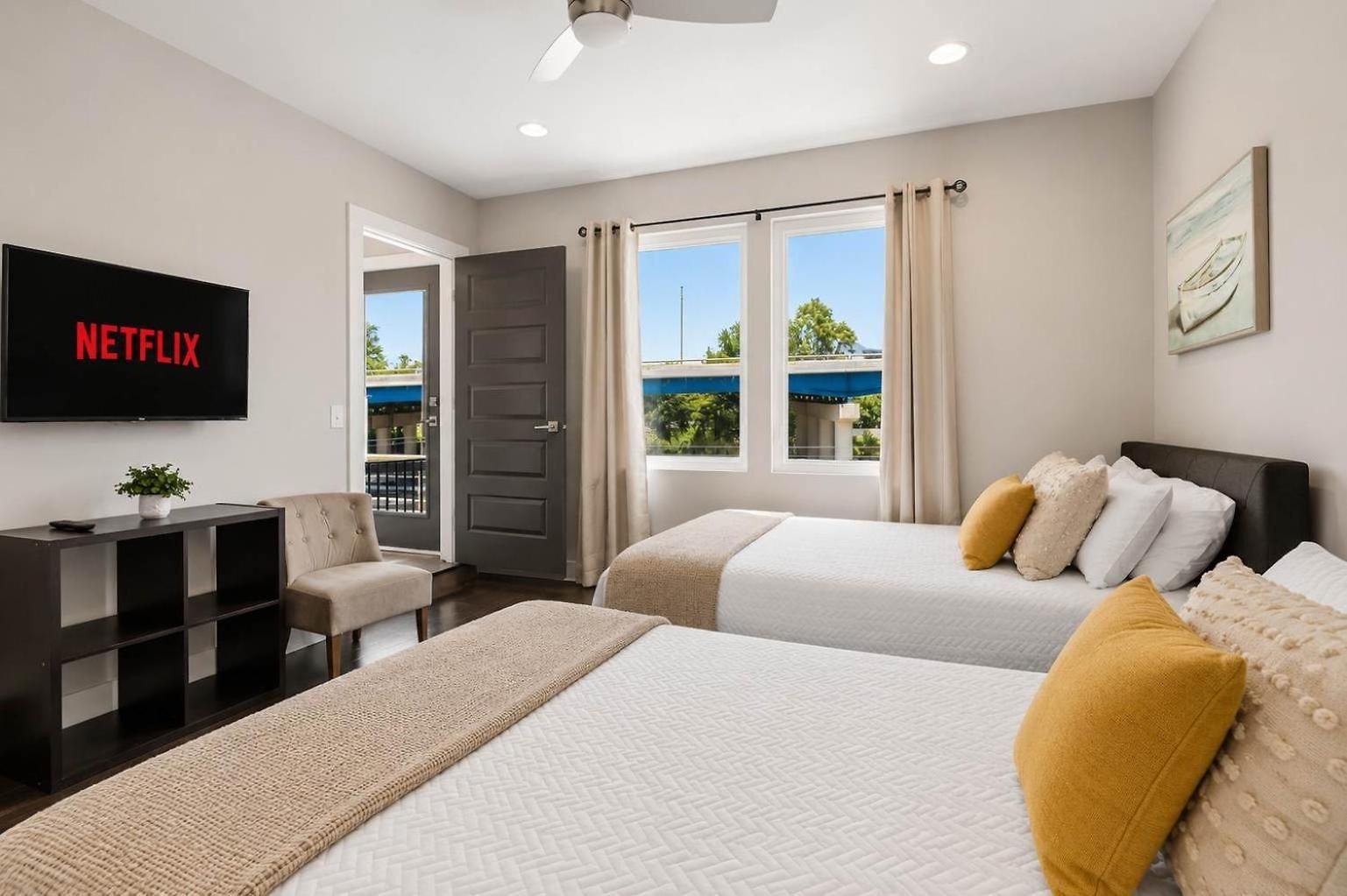 Holiday home Chic Near Downtown Sleeps 14