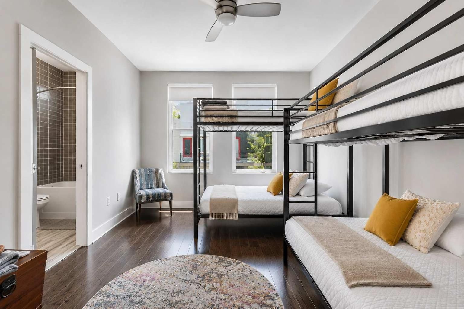 Holiday home Chic Near Downtown Sleeps 14 *