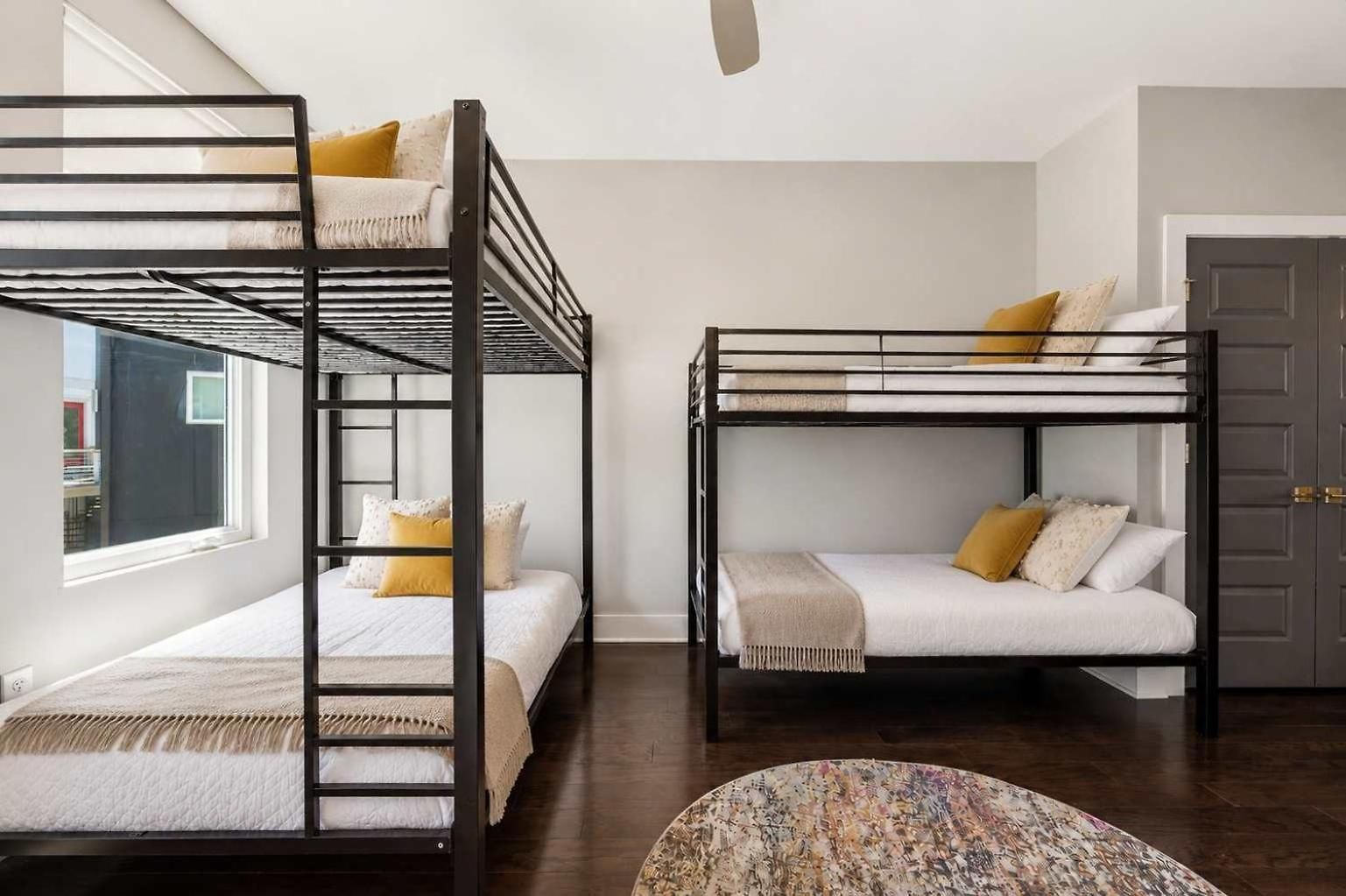Holiday home Chic Near Downtown Sleeps 14