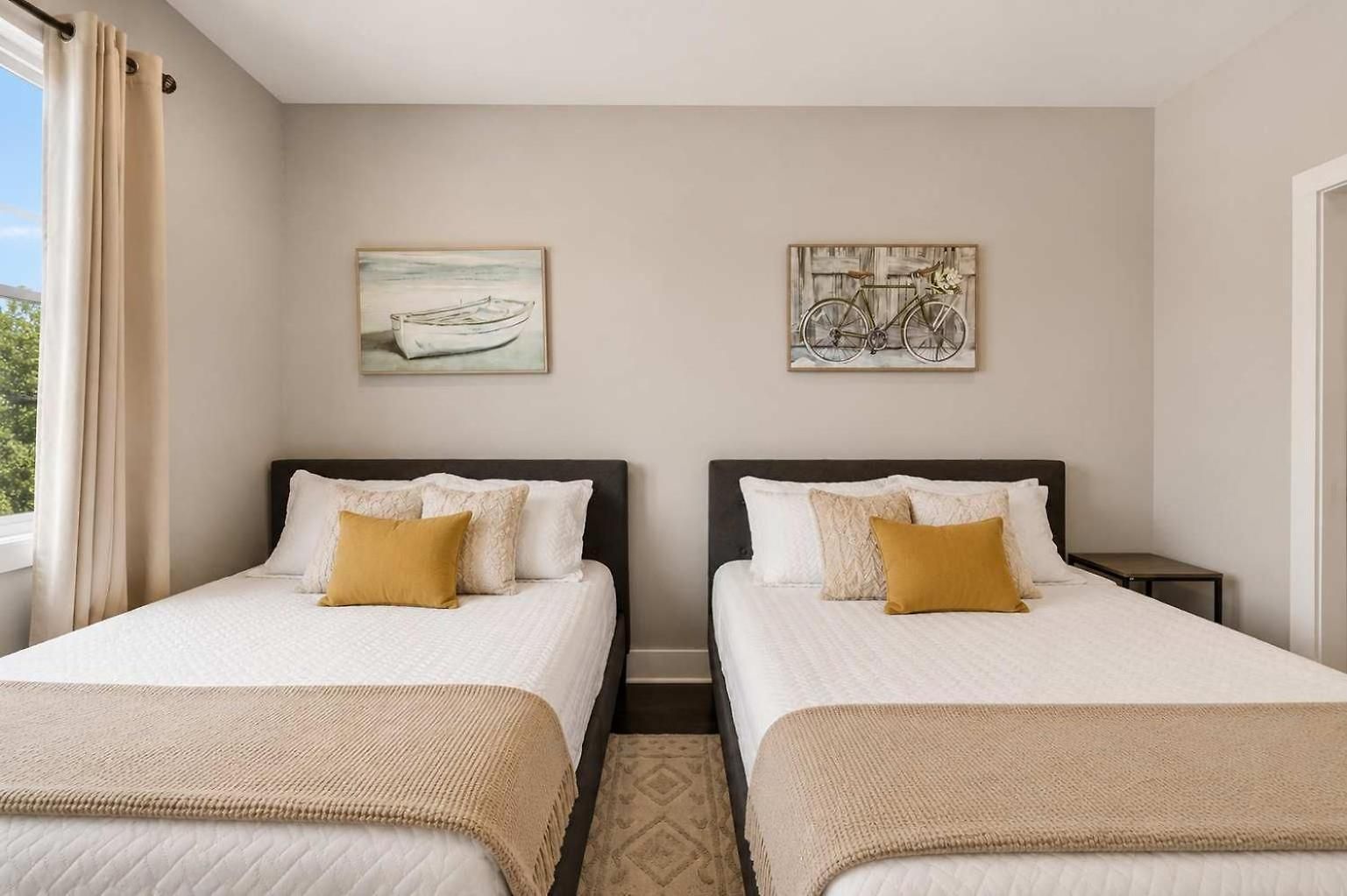 Holiday home Chic Near Downtown Sleeps 14 *
