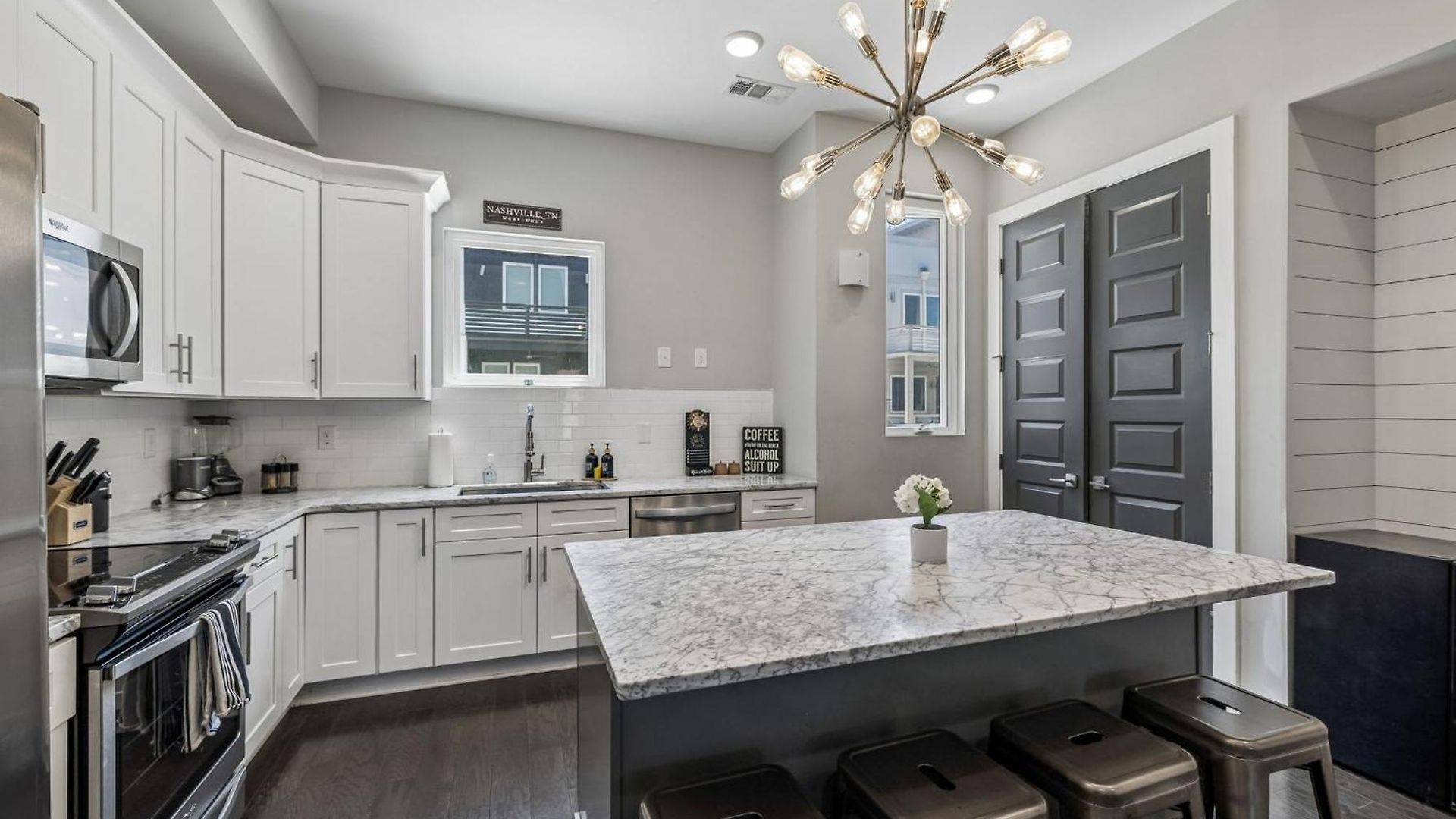Holiday home Chic Near Downtown Sleeps 14 Nashville