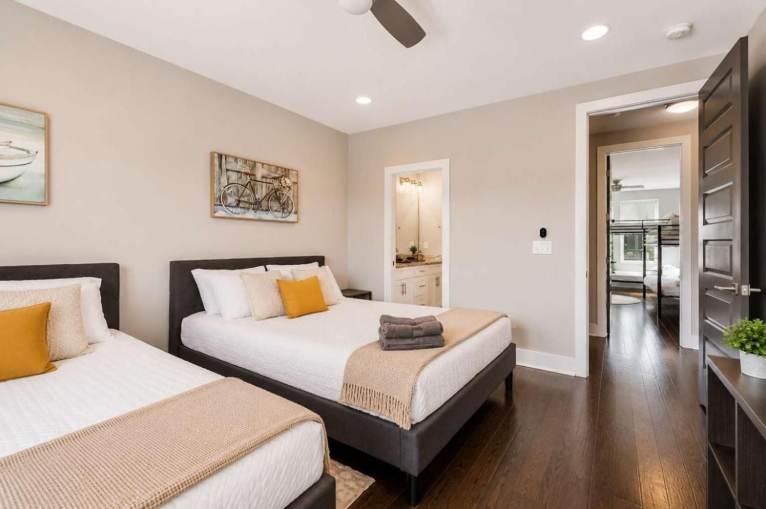 Holiday home Chic Near Downtown Sleeps 14 *