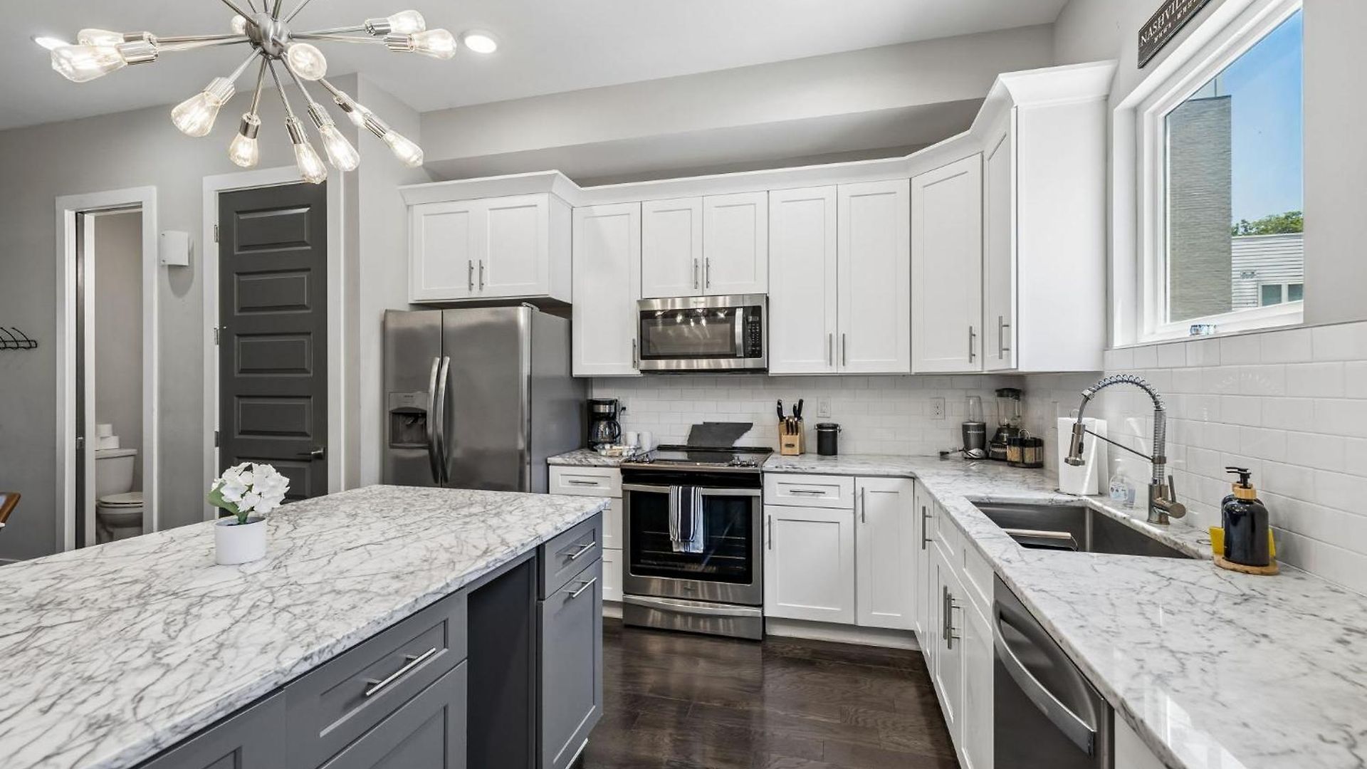 Holiday home Chic Near Downtown Sleeps 14 Nashville