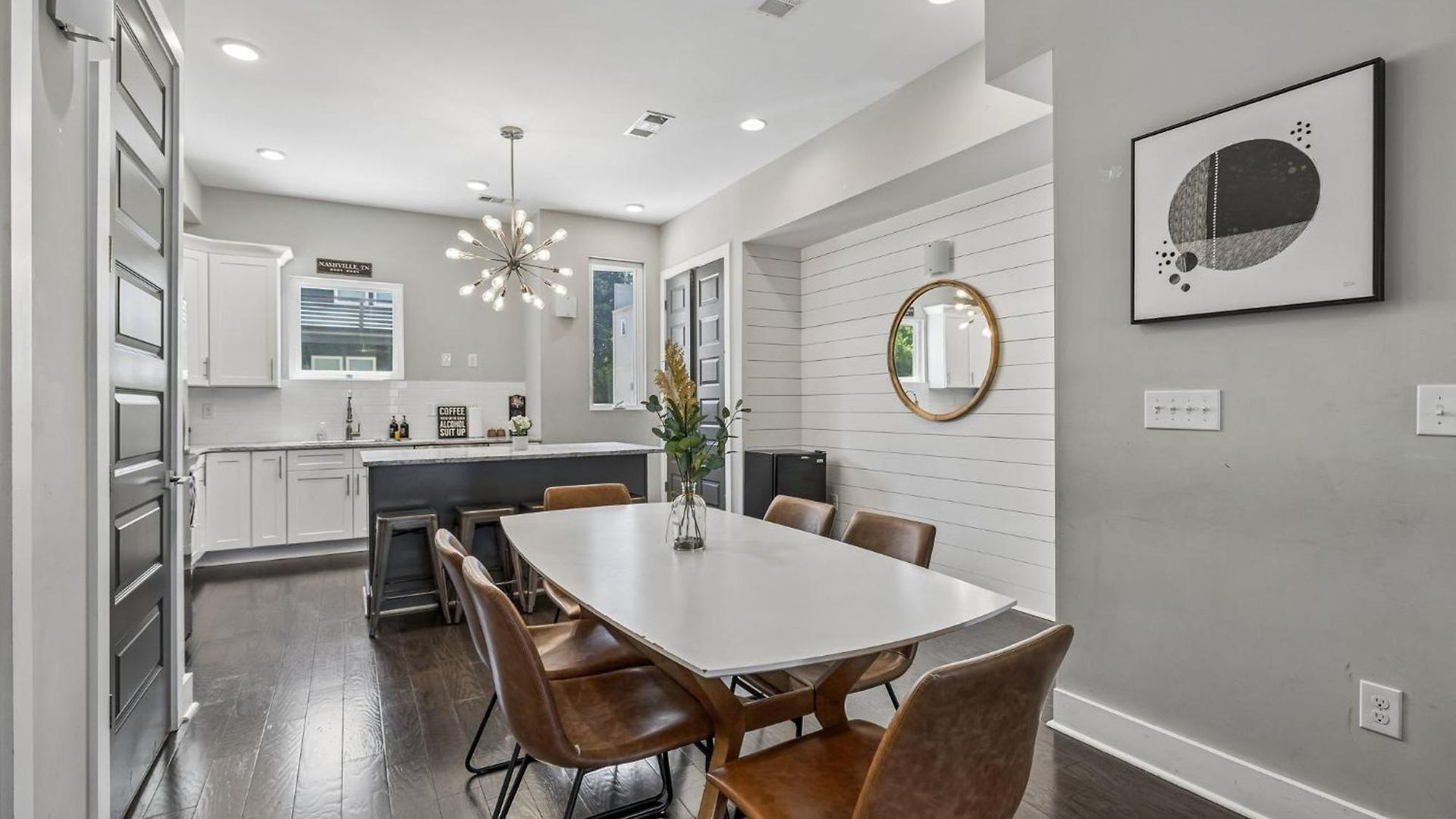 Chic Near Downtown Sleeps 14 * Nashville