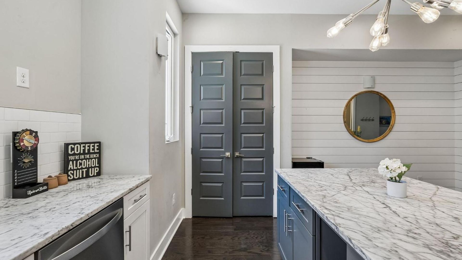 Chic Near Downtown Sleeps 14 Holiday home *