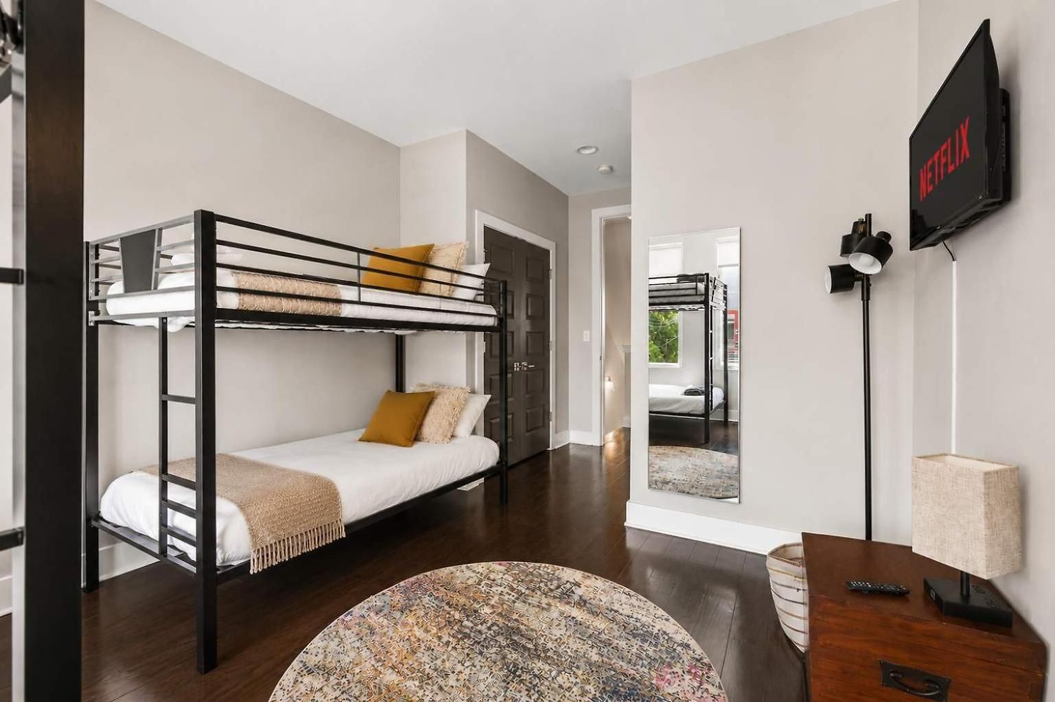Chic Near Downtown Sleeps 14 *