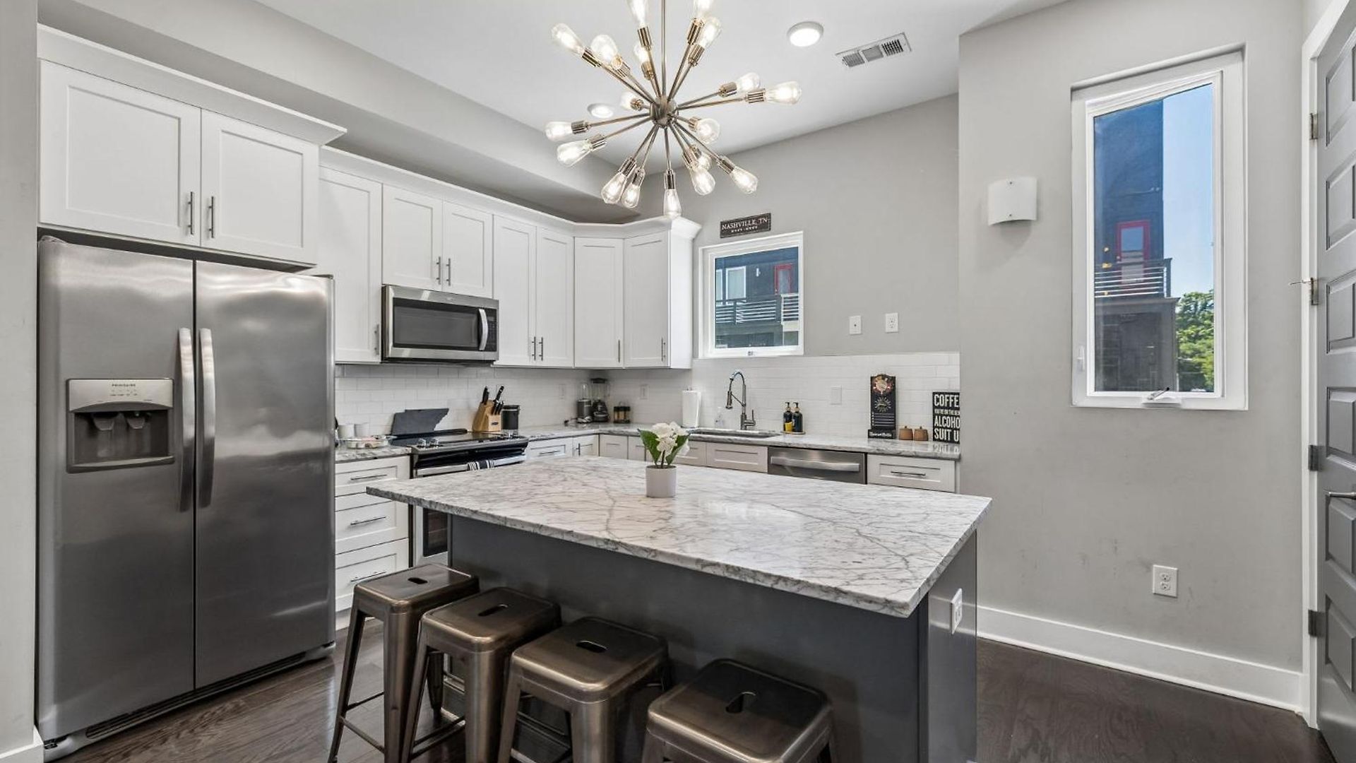 Chic Near Downtown Sleeps 14 Holiday home Nashville