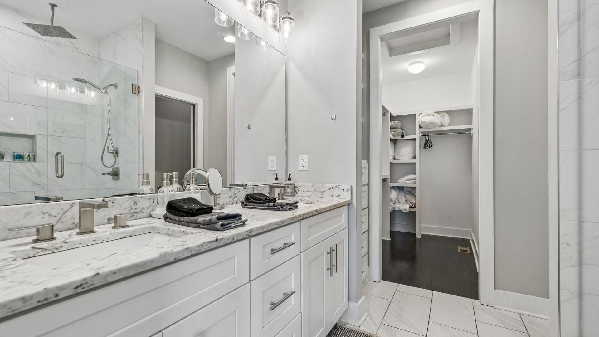 Holiday home Chic Near Downtown Sleeps 14