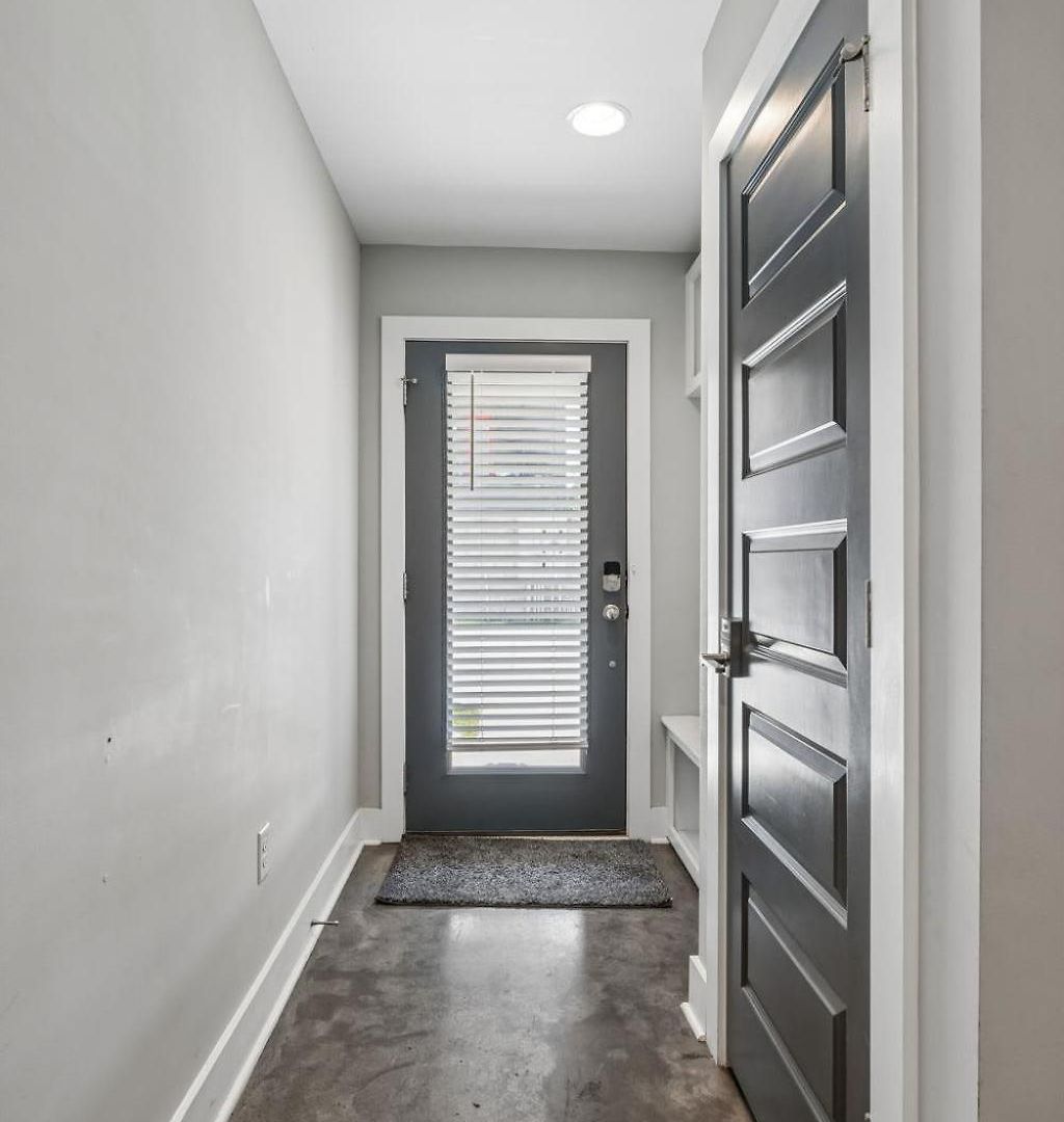 Chic Near Downtown Sleeps 14