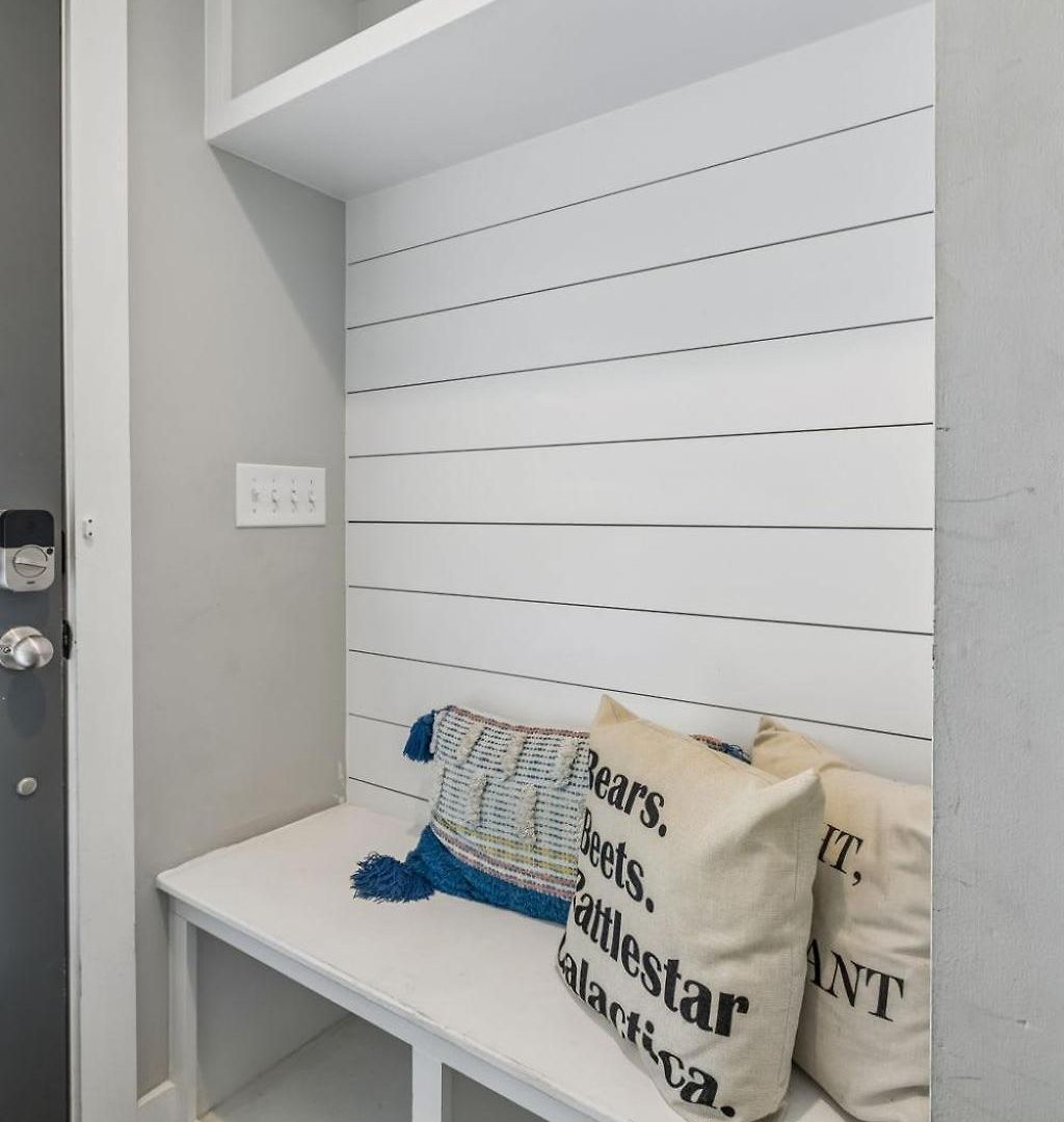 Chic Near Downtown Sleeps 14 *