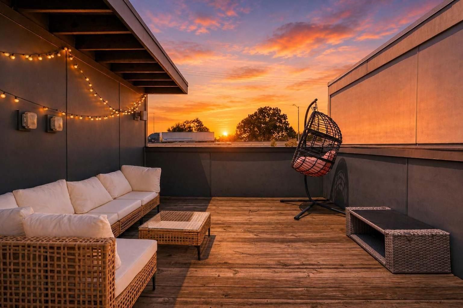 Chic Near Downtown Sleeps 14