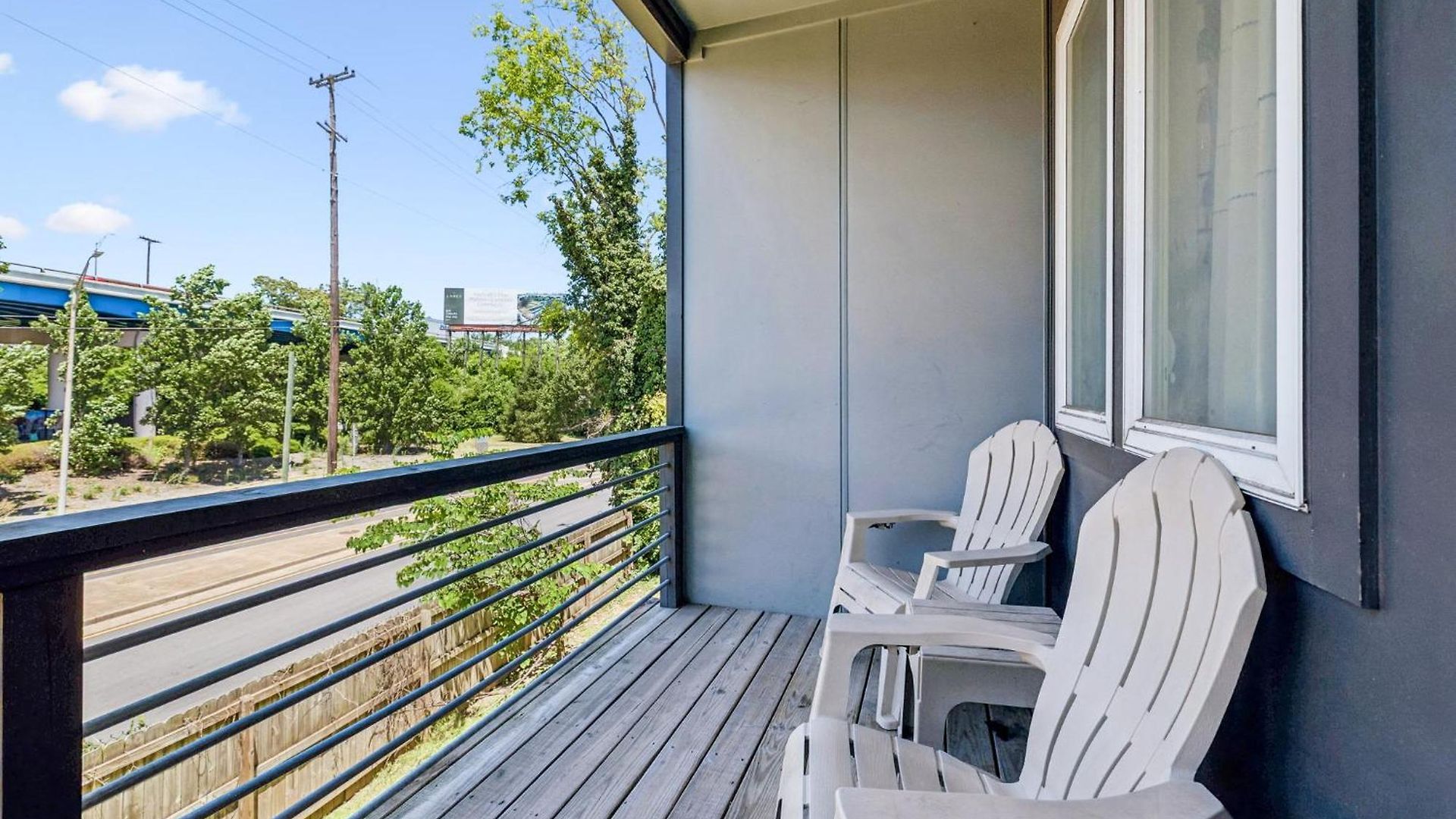 Chic Near Downtown Sleeps 14 *