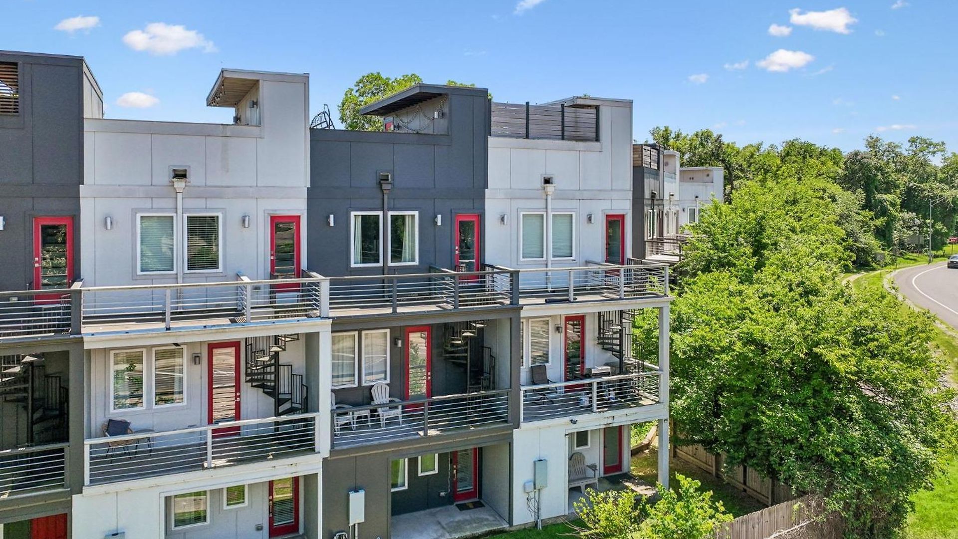 Chic Near Downtown Sleeps 14 Holiday home