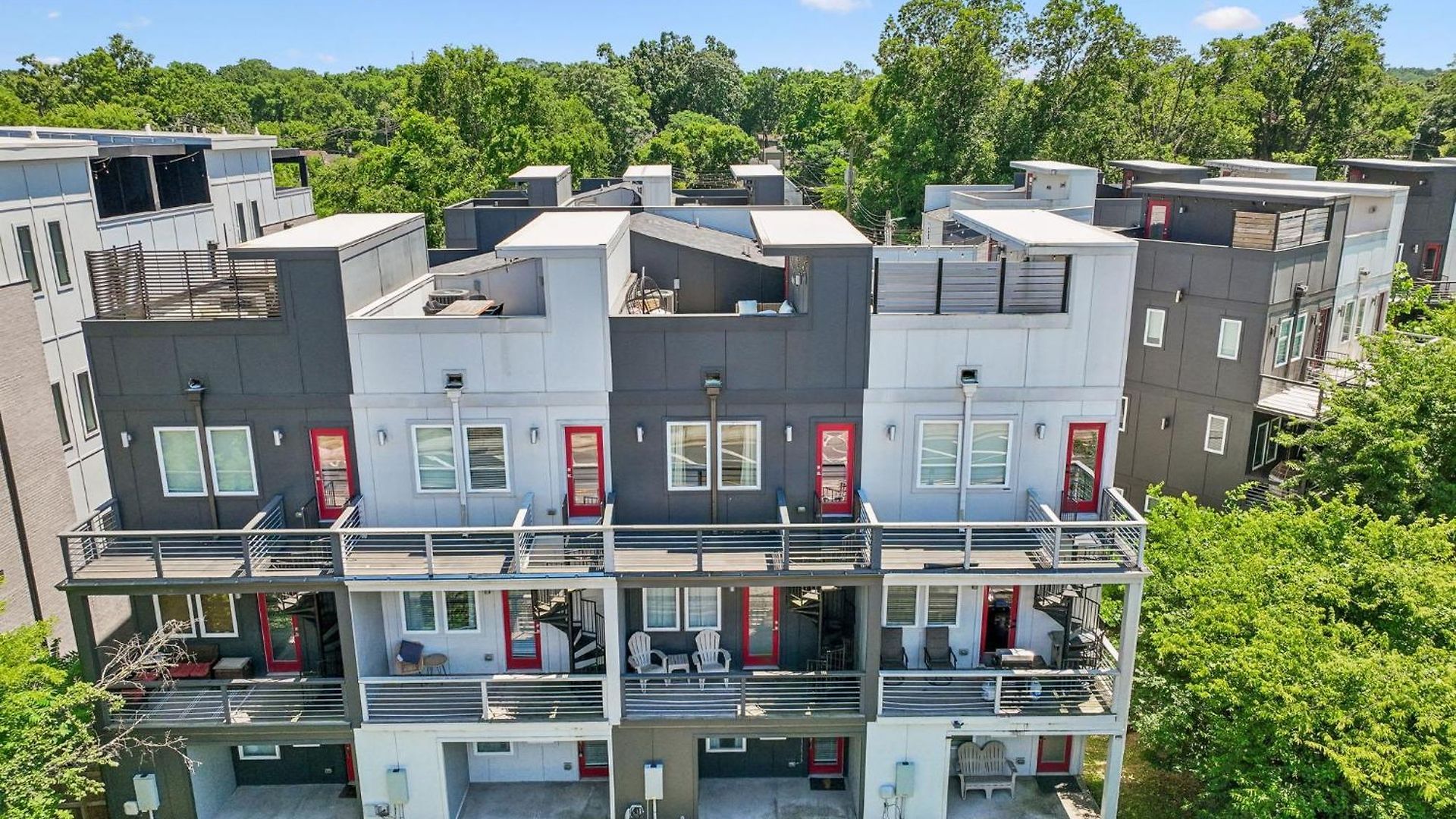 Chic Near Downtown Sleeps 14 Nashville