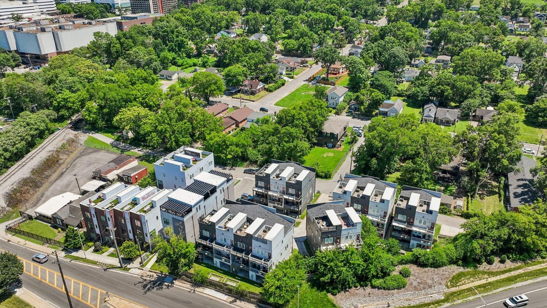 Chic Near Downtown Sleeps 14 *
