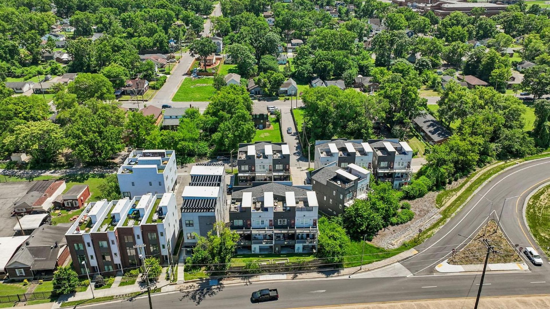 Chic Near Downtown Sleeps 14 *