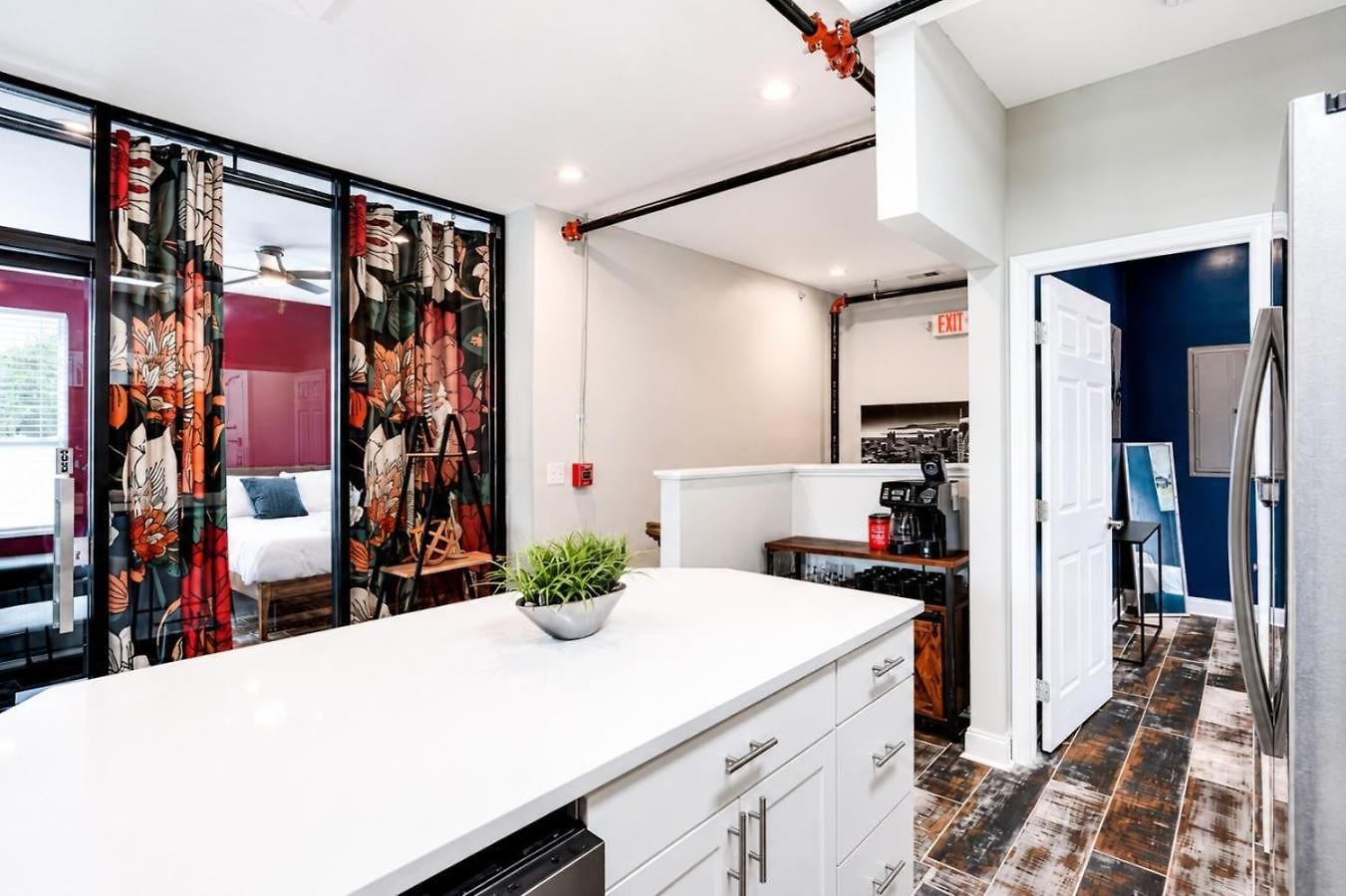 Gallant Glass 4br Floor Walk To Vandy! * Nashville