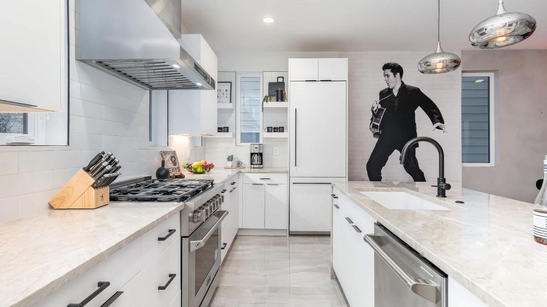 Elevator With Rooftop Hot Tub & Spacious Yard Holiday home *