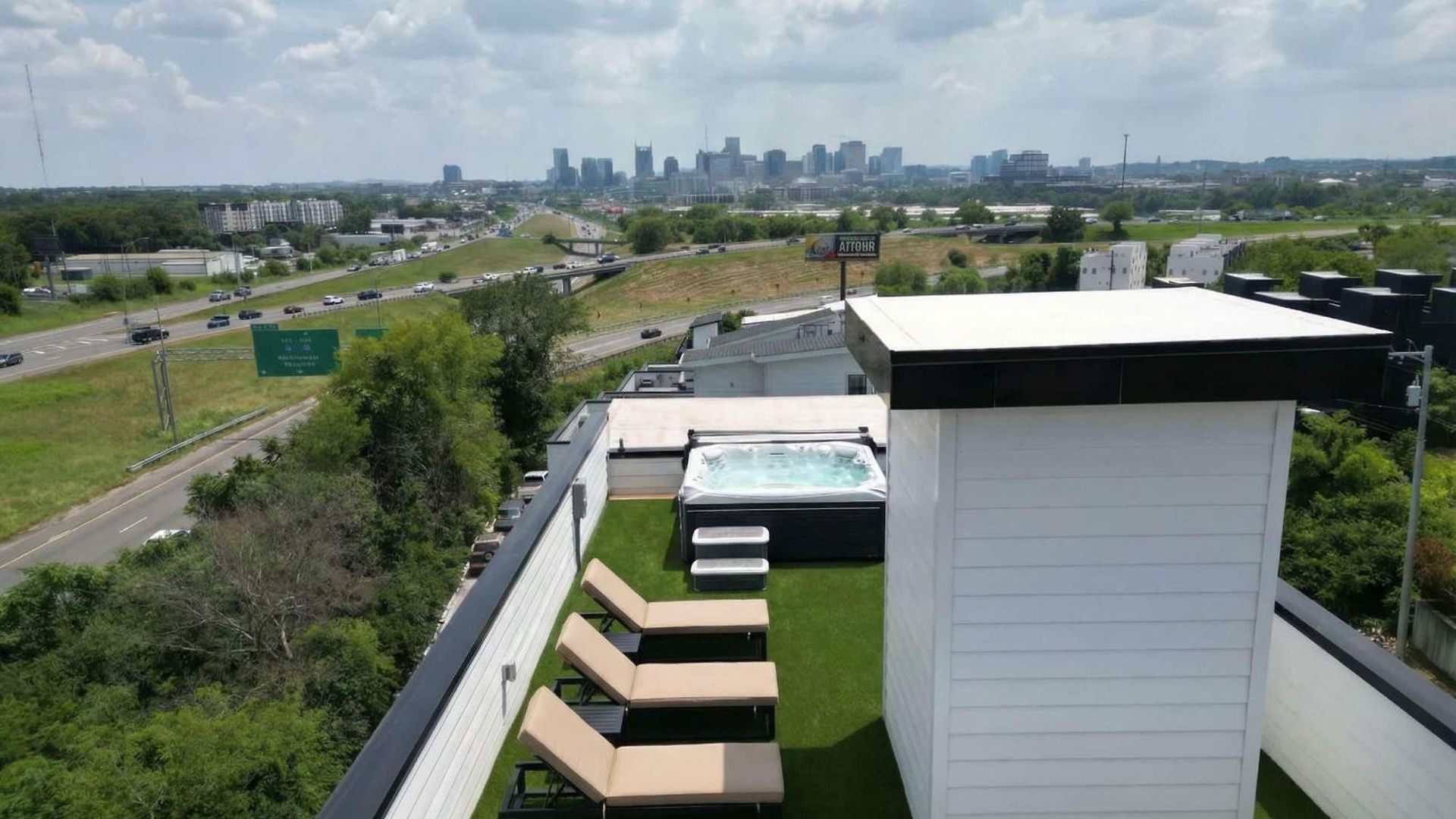 Elevator With Rooftop Hot Tub & Spacious Yard