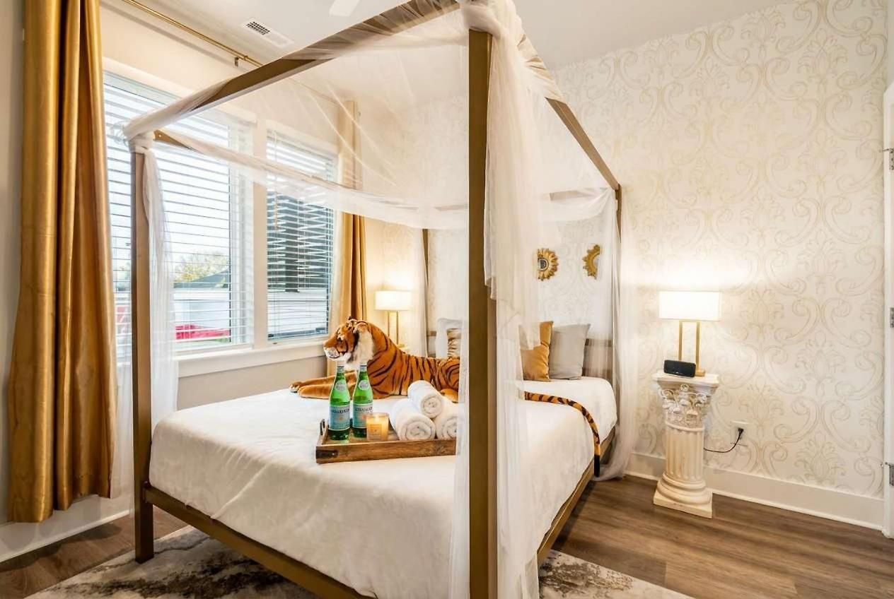 Private With Rooftop Game Near Downtown Holiday home *