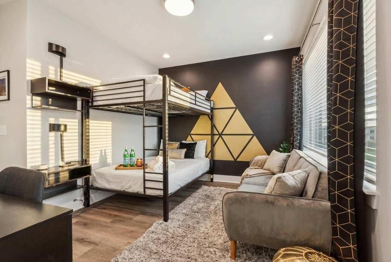 Private With Rooftop Game Near Downtown Holiday home
