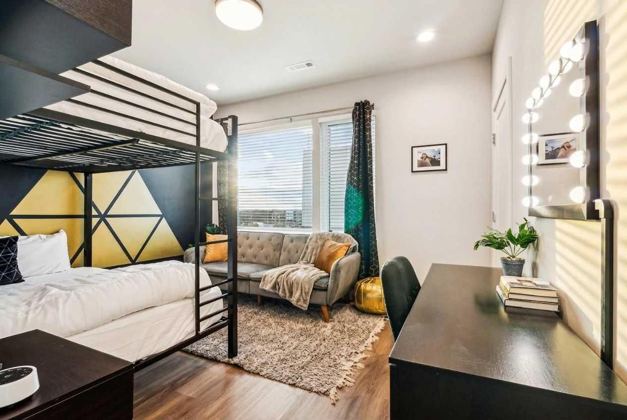Private With Rooftop Game Near Downtown *