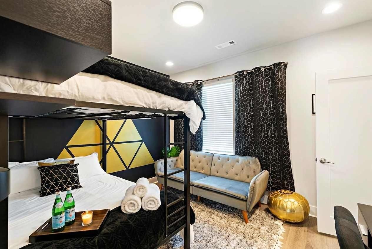 Private With Rooftop Game Near Downtown Holiday home *