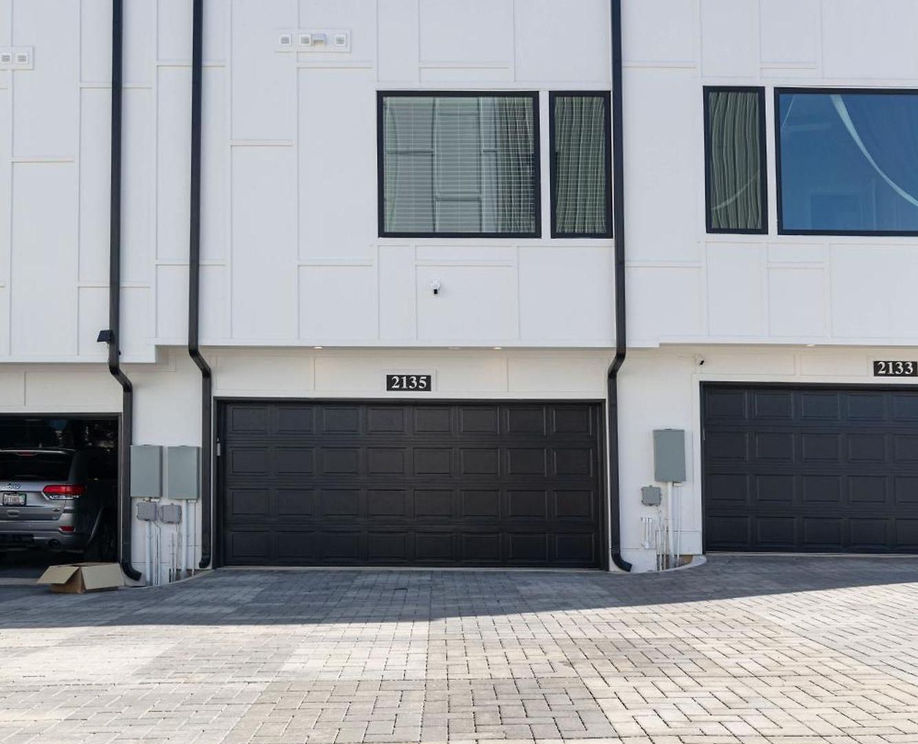 Private With Rooftop Game Near Downtown *