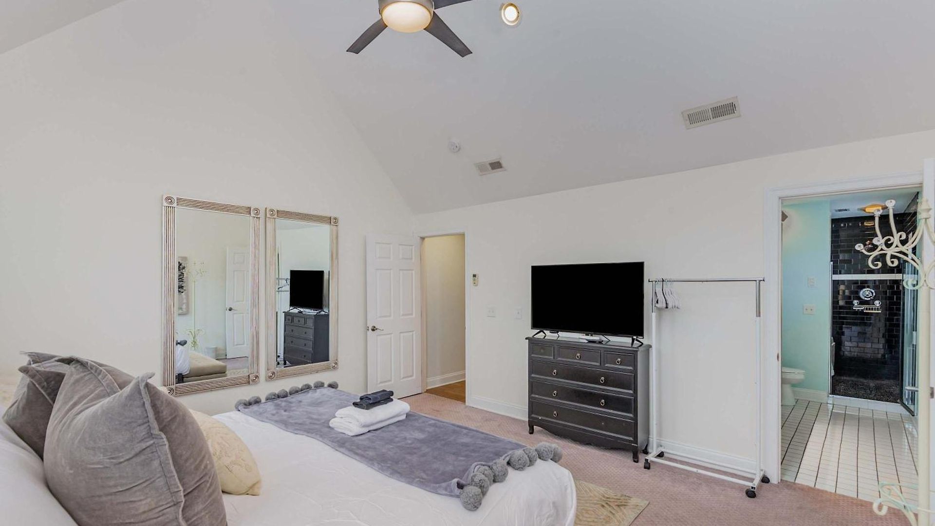 Rhythm & Rest Group With Grill & Cozy Fireplace *