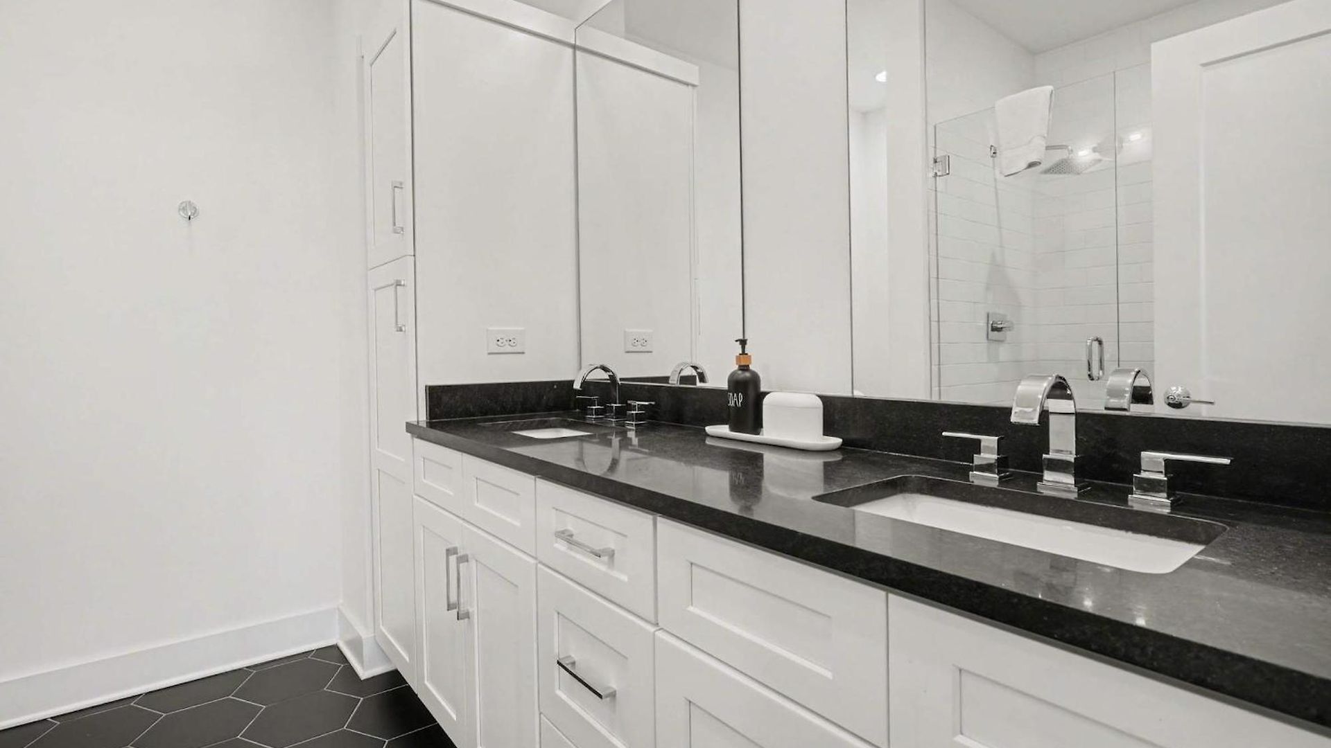 Modern Townhome W Rooftop Views Near Broadway *