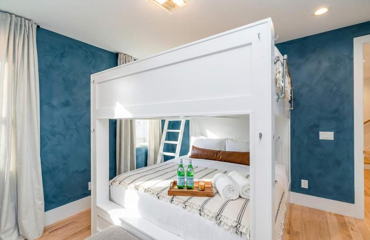 Elevator With Rooftop Hot Tub & Spacious Yard Holiday home *