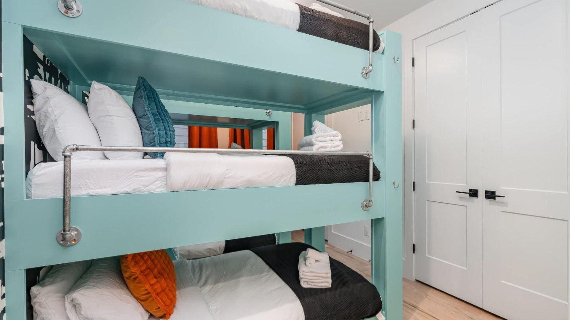 Elevator With Rooftop Hot Tub & Spacious Yard Holiday home *
