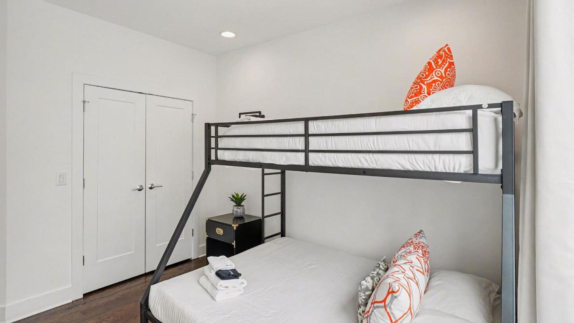 Holiday home Modern Townhome W Rooftop Views Near Broadway