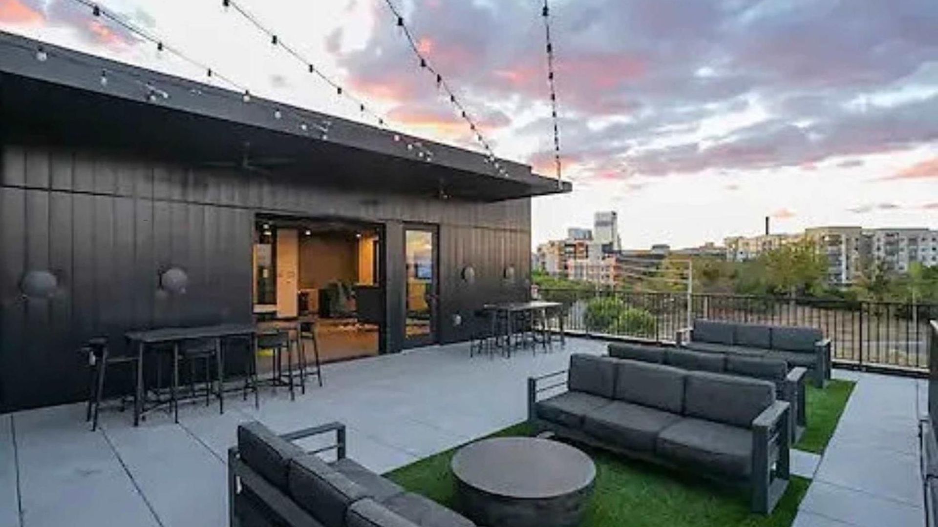 Modern For 6 With Rooftop & Gym Near Dt Holiday home Nashville