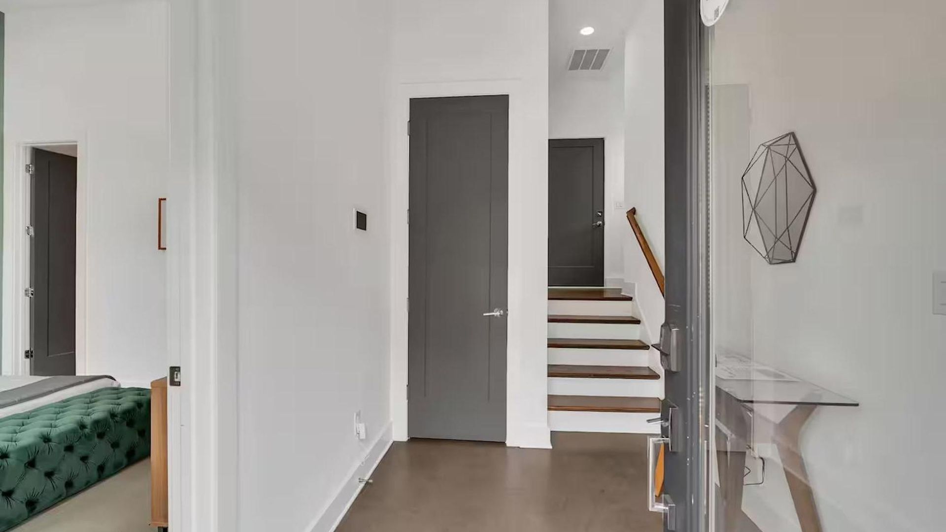 Stylish Townhome W Rooftop Views Near Broadway *