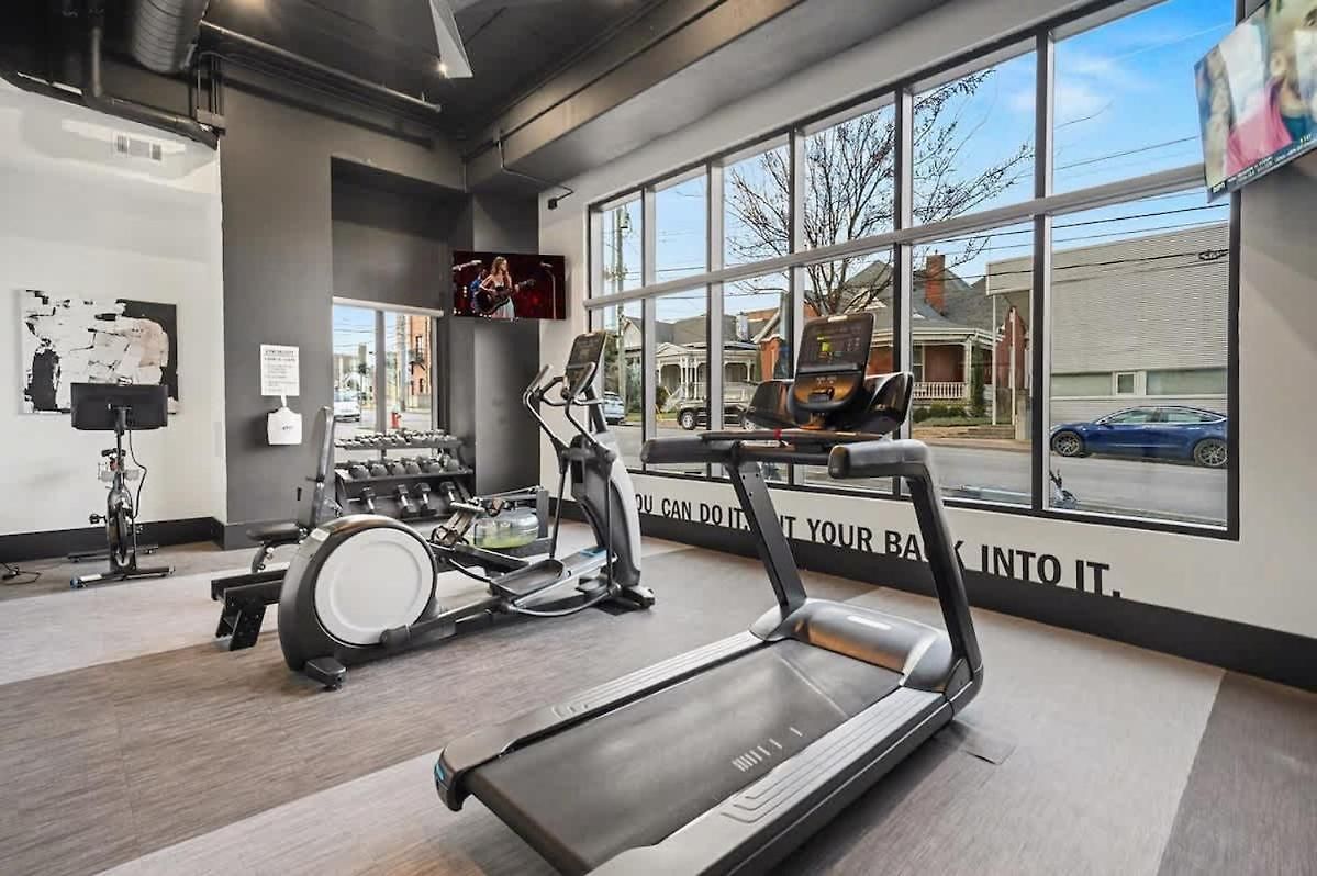 Holiday home Petal & Palm-rooftop Patio & Gym-mins To Broadway Nashville