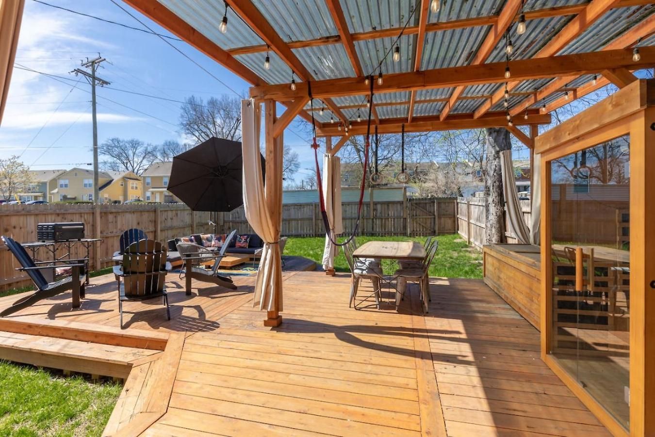 Amazing Backyard Only 2 Miles To Downtown With Sauna And Firepit *