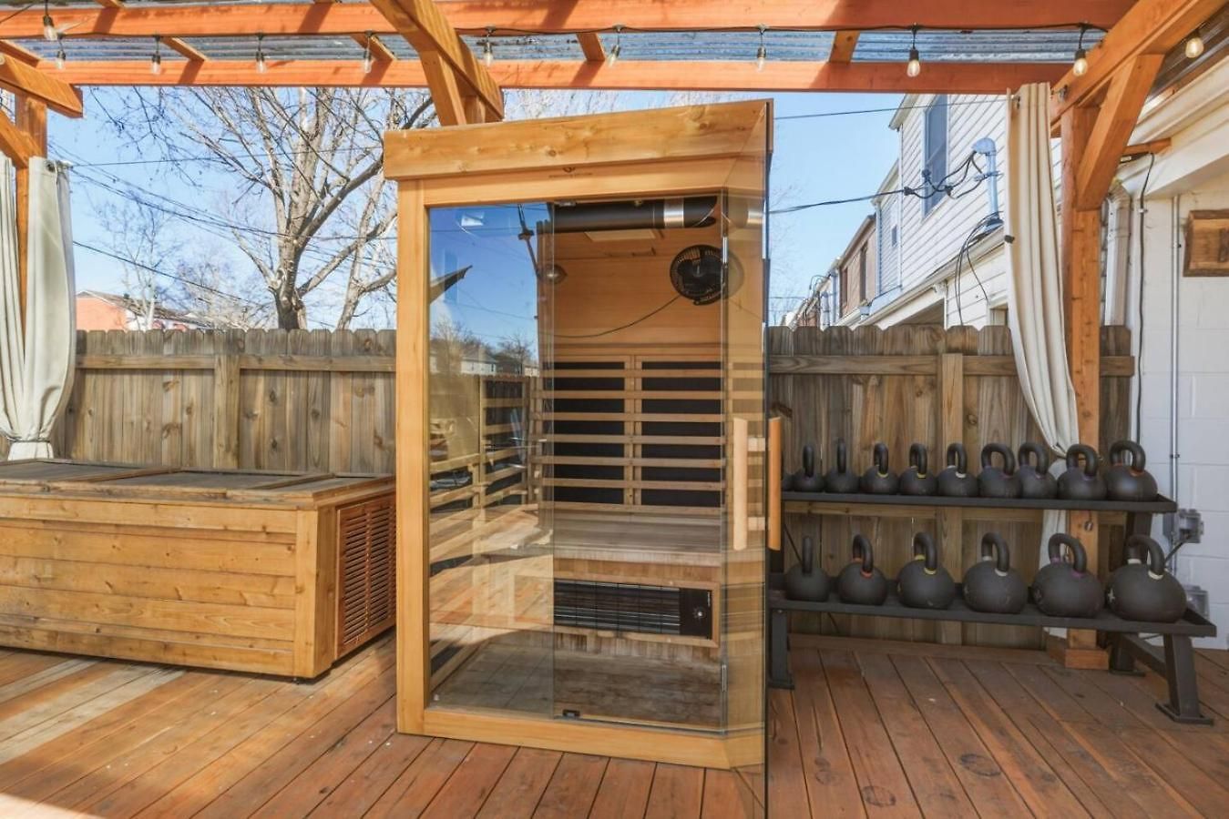 Amazing Backyard Only 2 Miles To Downtown With Sauna And Firepit *