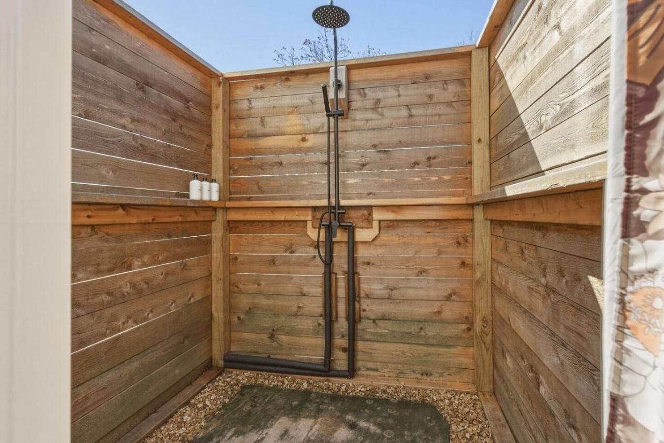 Amazing Backyard Only 2 Miles To Downtown With Sauna And Firepit *