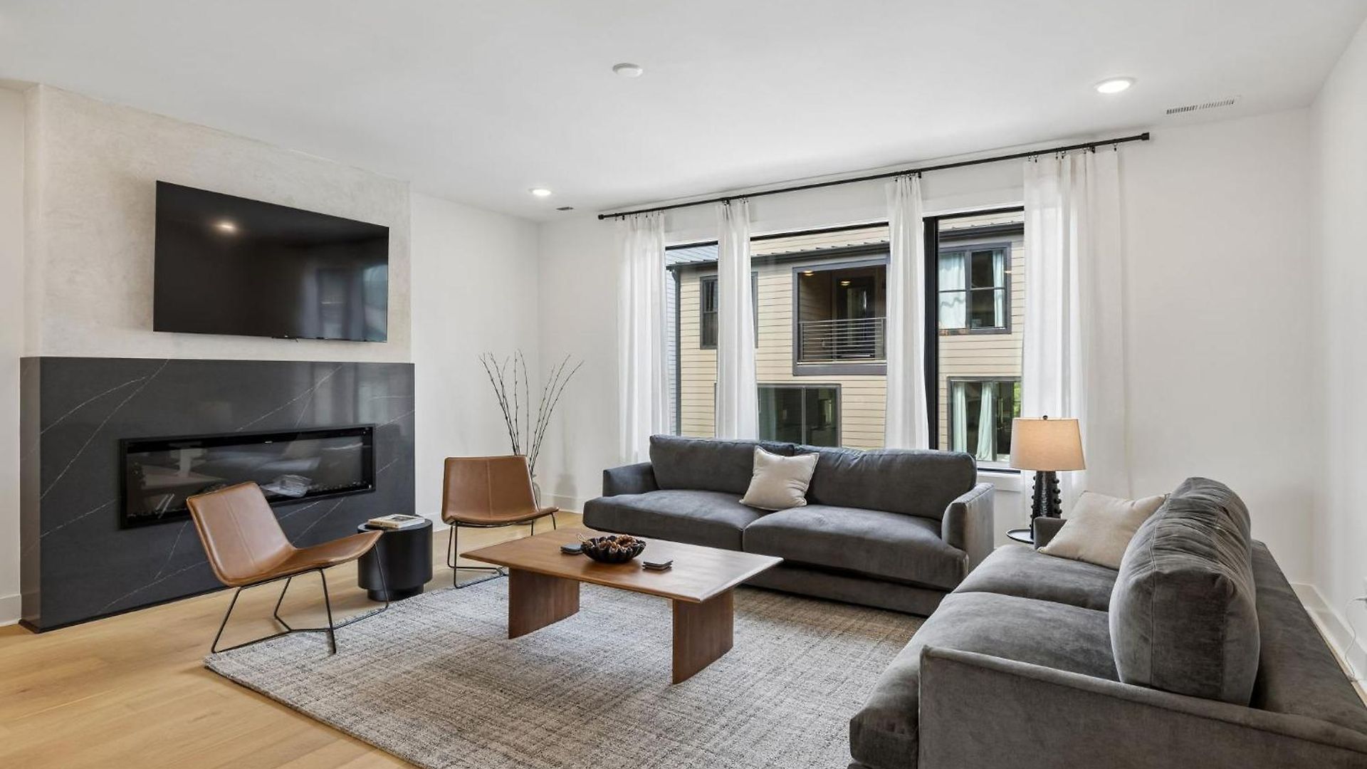 Trendy Townhouse Rooftop Hot Tub & Fireplace