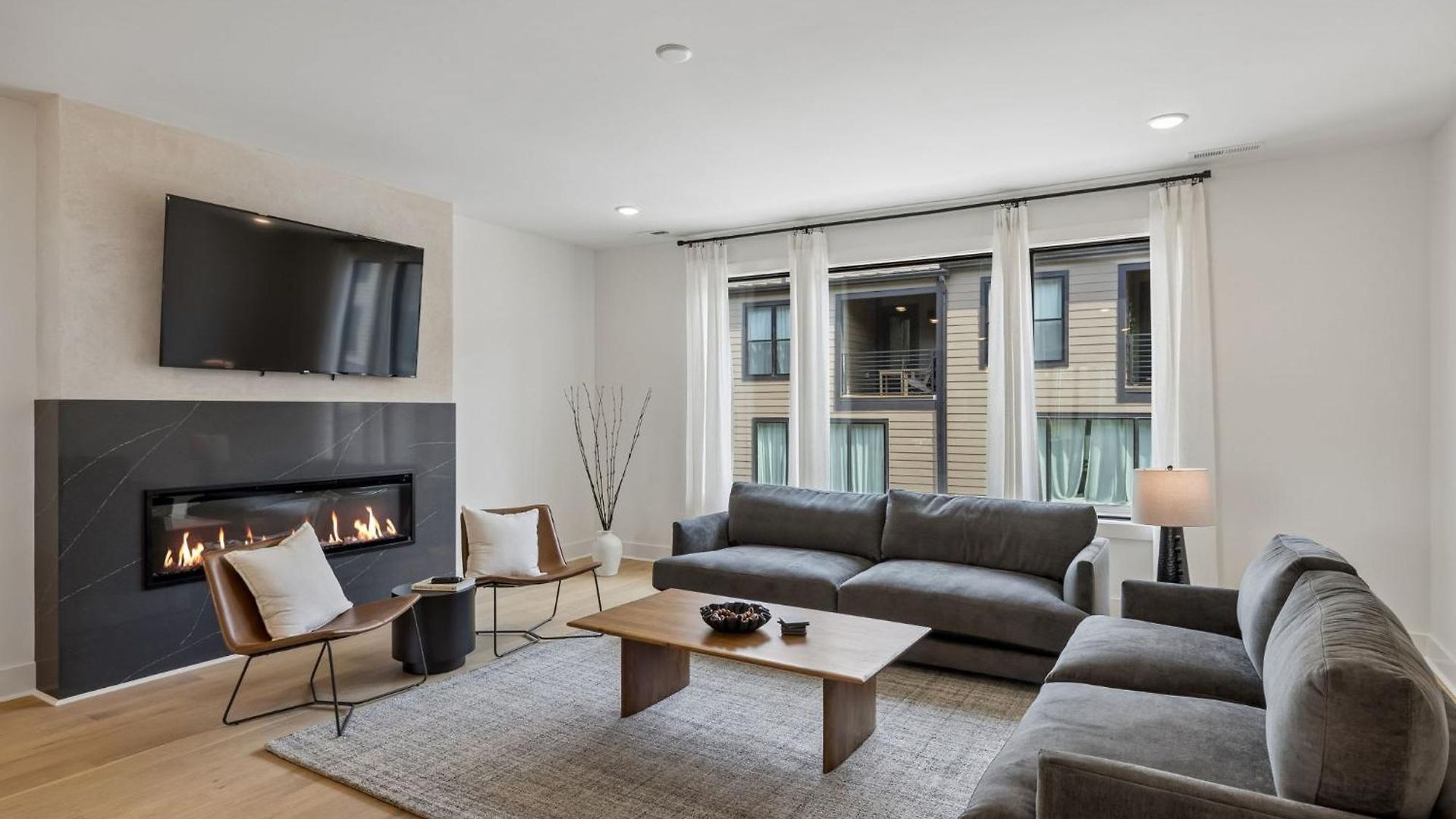 Holiday home Elegant Townhome Rooftop Hot Tub & Fireplace *