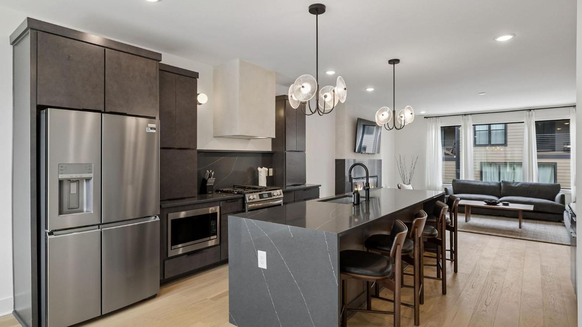 Elegant Townhome Rooftop Hot Tub & Fireplace * Nashville