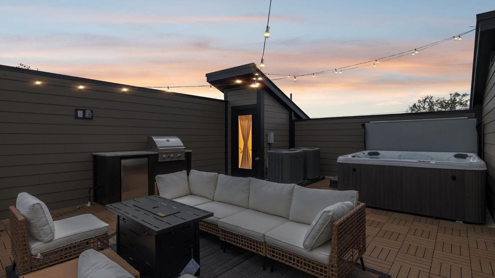 Elegant Townhome Rooftop Hot Tub & Fireplace Holiday home