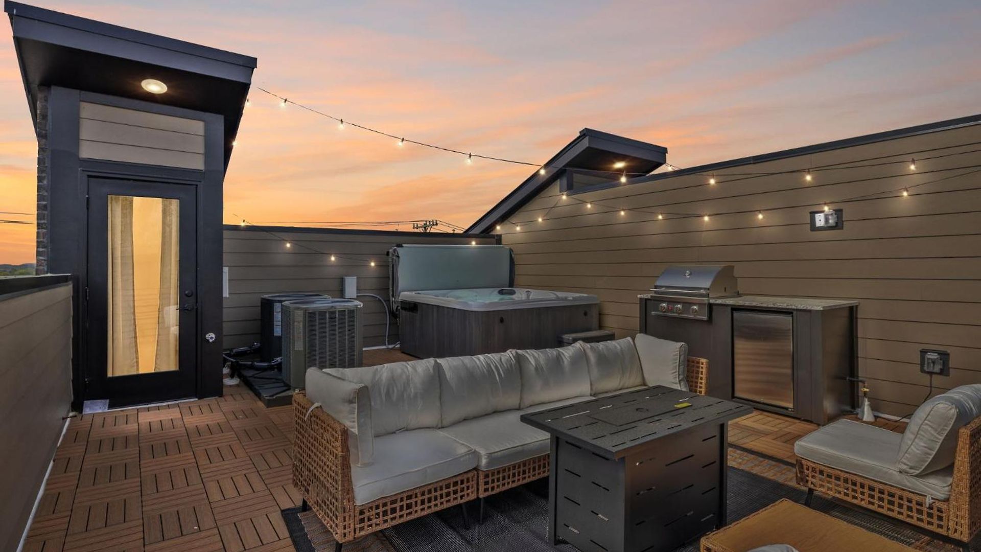 Stylish 3-story Townhome Hot Tub & Fireplace * Nashville
