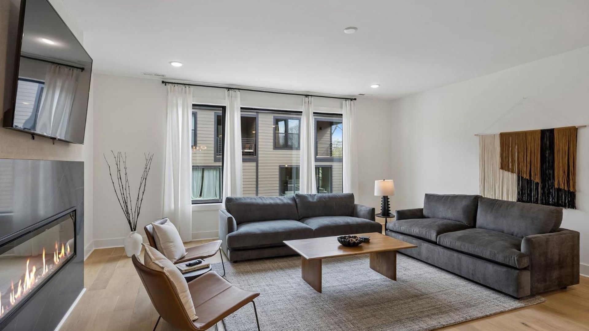Holiday home Elegant Townhome Rooftop Hot Tub & Fireplace *