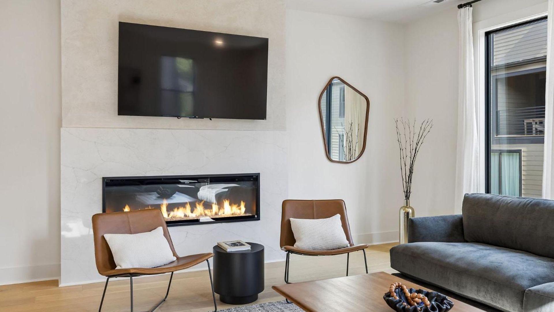 Stylish 3-story Townhome Hot Tub & Fireplace Nashville